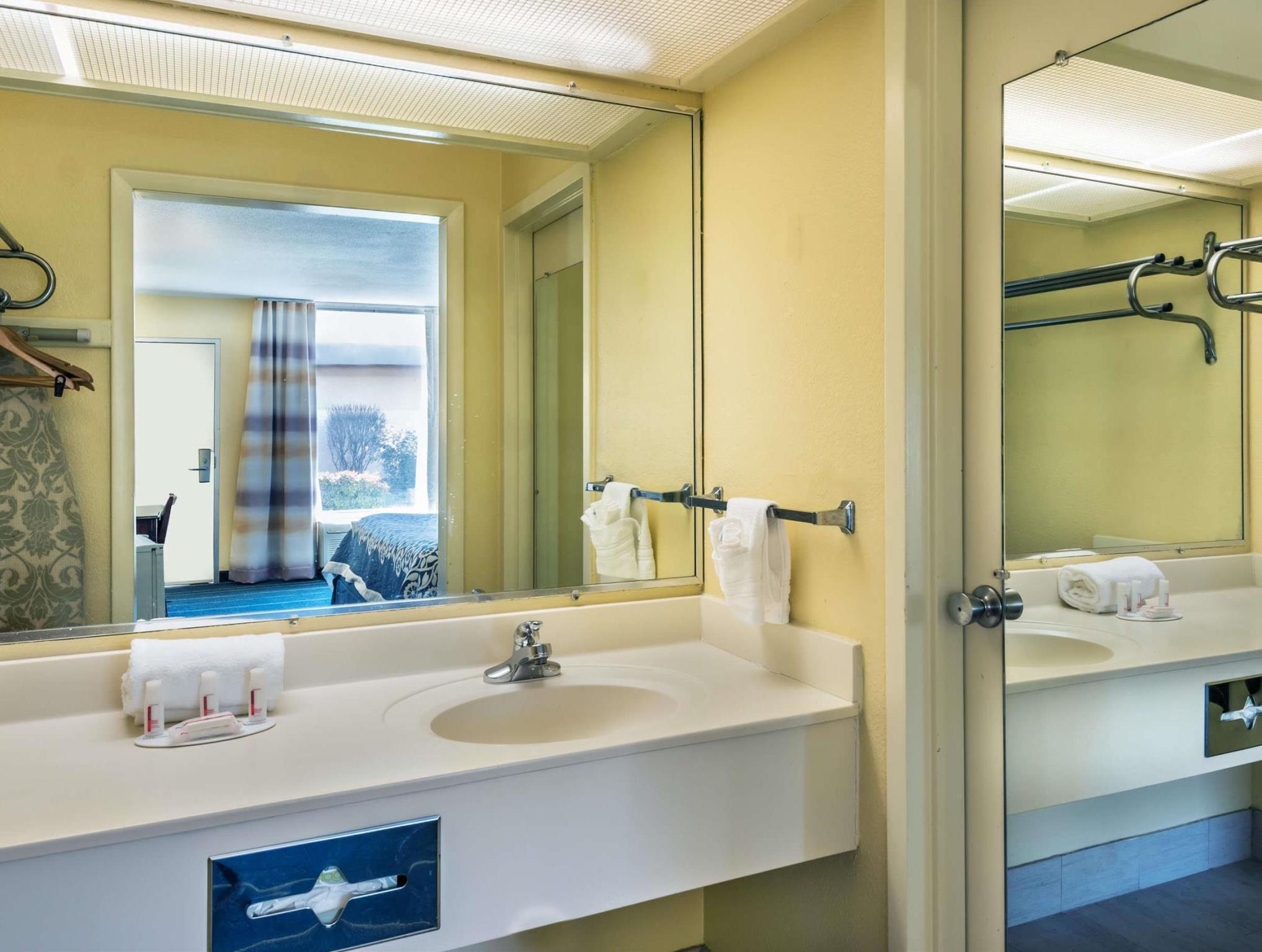 Days Inn By Wyndham South Hill Esterno foto