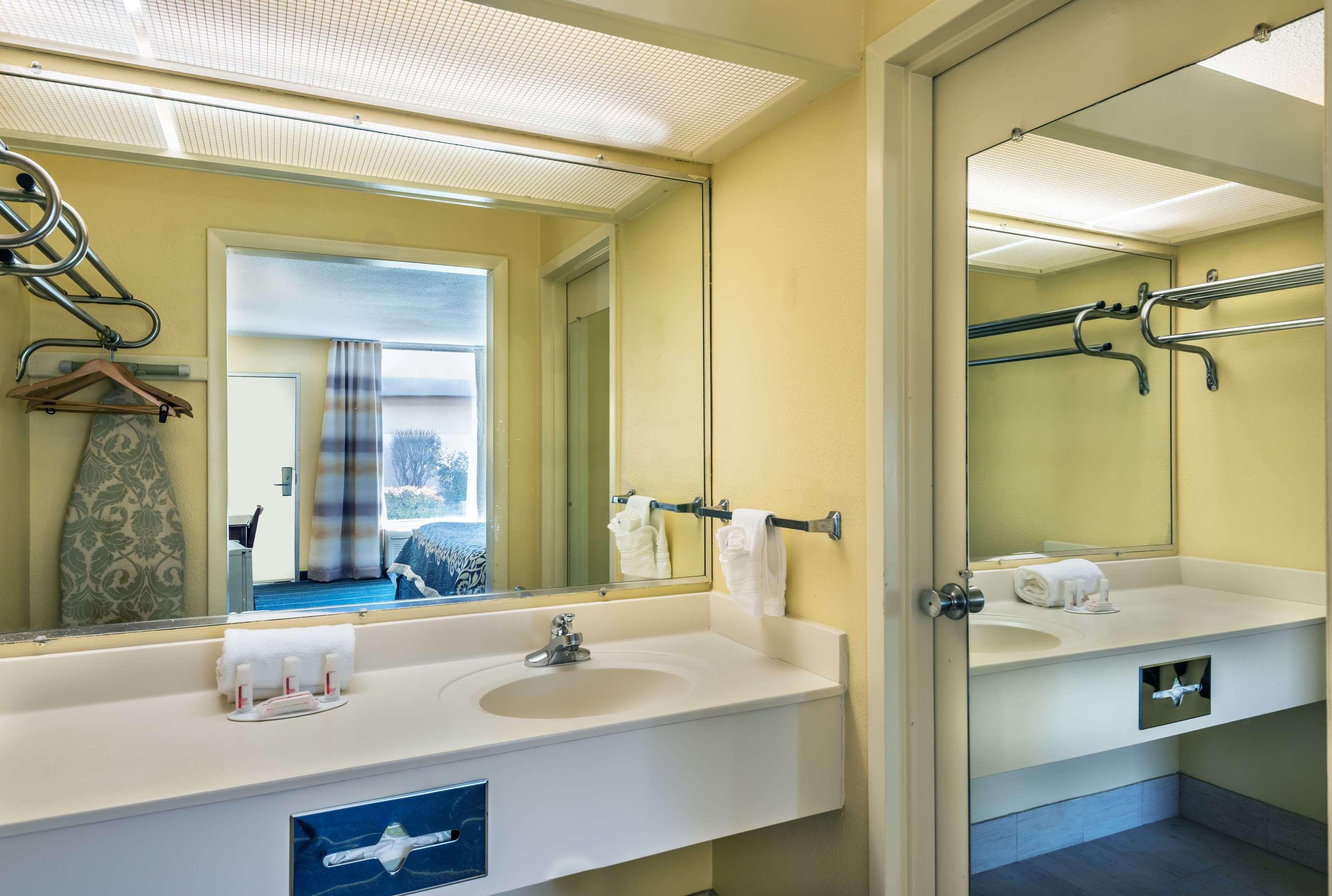 Days Inn By Wyndham South Hill Esterno foto